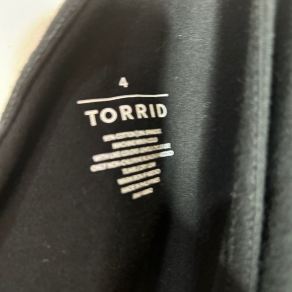 Torrid Black Foxy One Shoulder Cutout Top size 4X - Picture 5 of 9